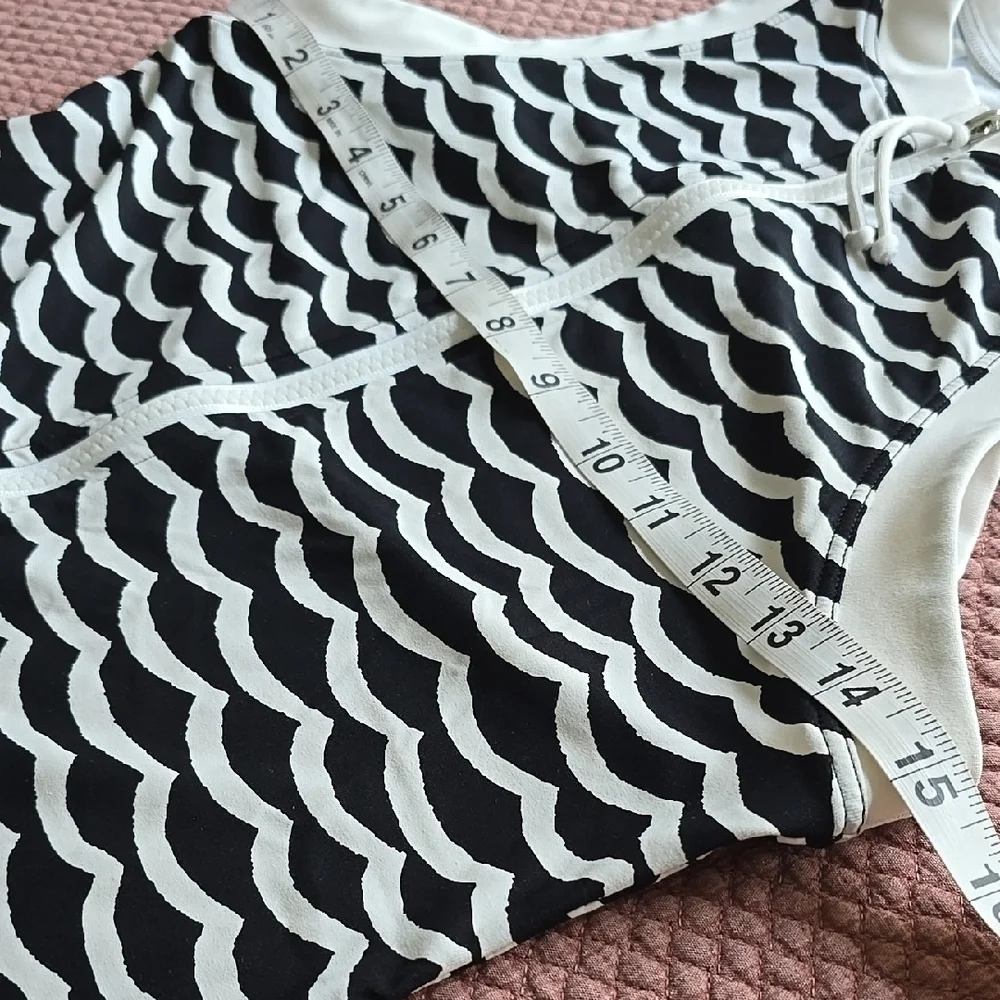 Seafolly Black and White Wave Pattern Rash guard Vest Top - Picture 6 of 14